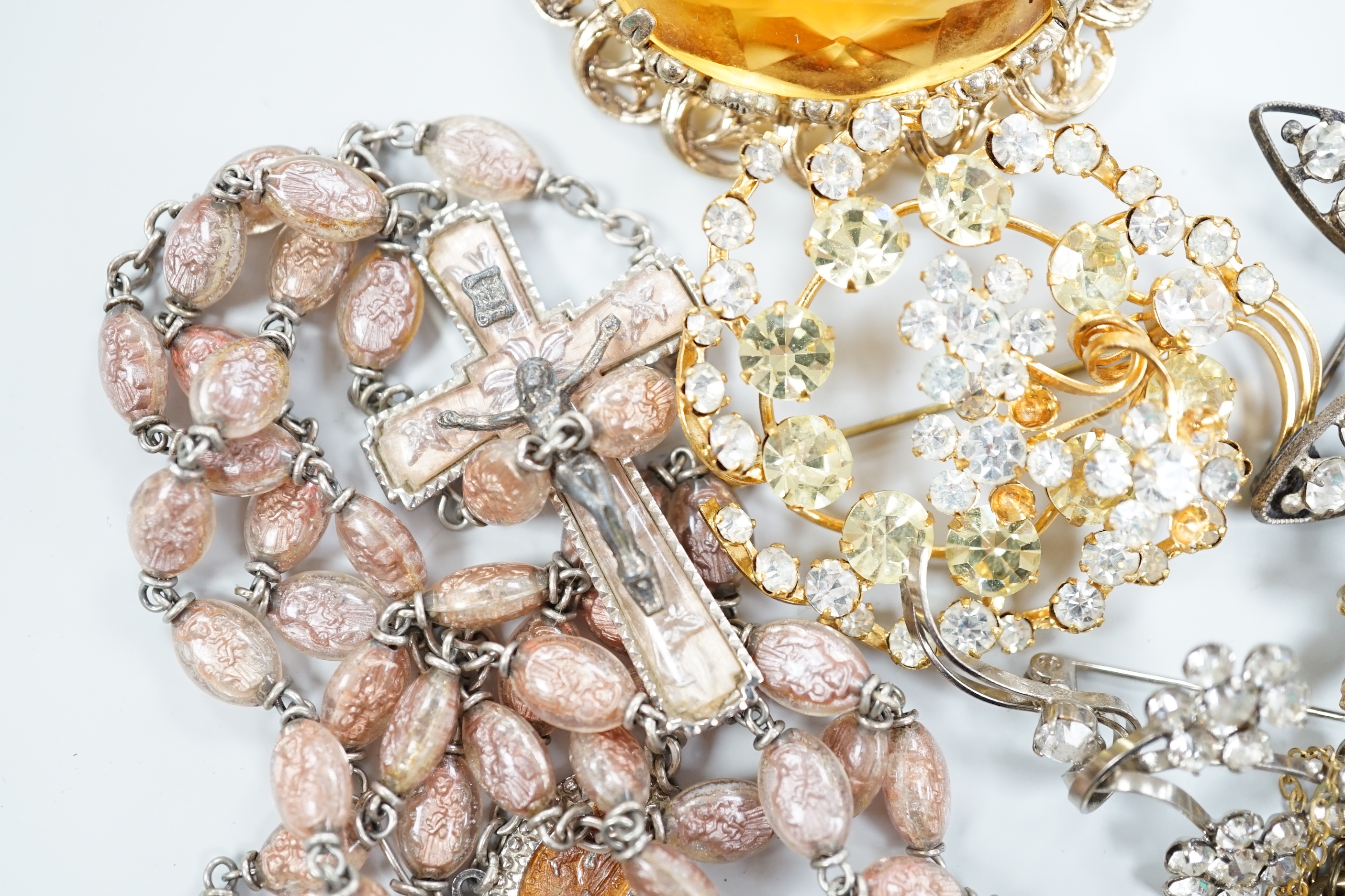 Nine assorted items of mainly white or coloured paste jewellery.